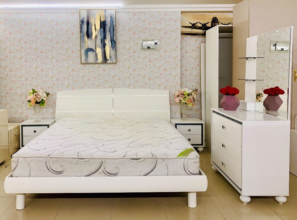 HOME CENTER KING BED SET. - 1