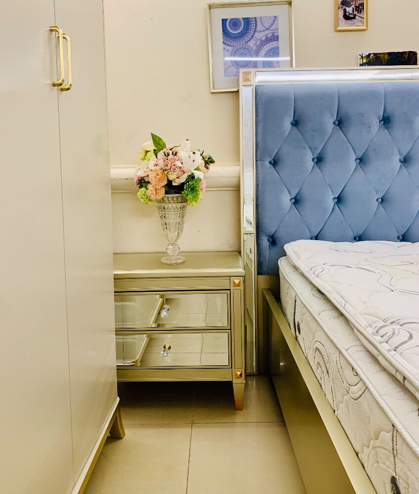 HOME CENTER KING BEDROOM SET. - 10