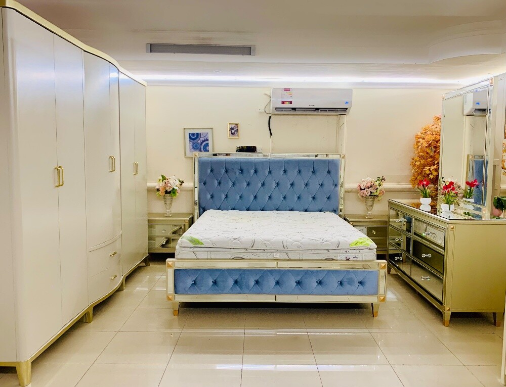 HOME CENTER KING BEDROOM SET. - 2