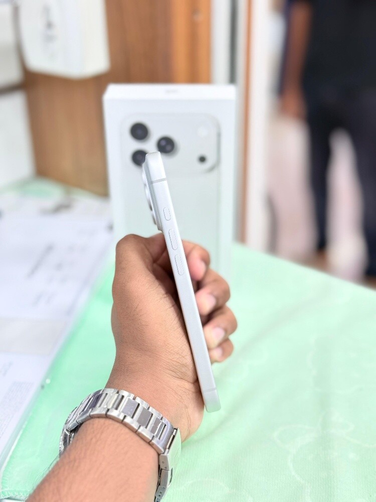 APPLE IPHONE 18 PRO 256gb SILVER - 2