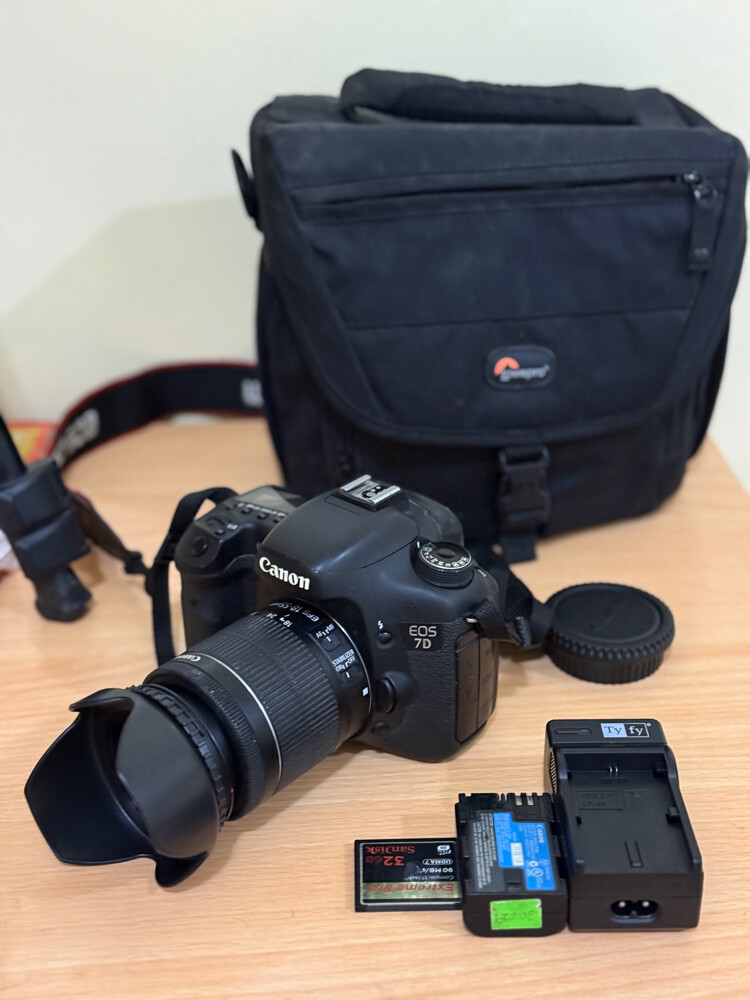 canon 7d with all accessories  - 4