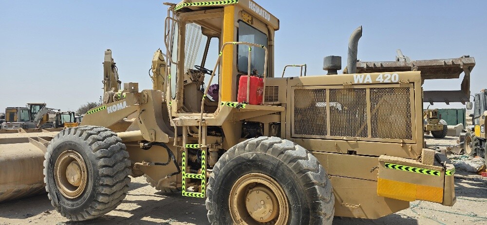 Kumatsu wheel loader WA 420-1 - 10