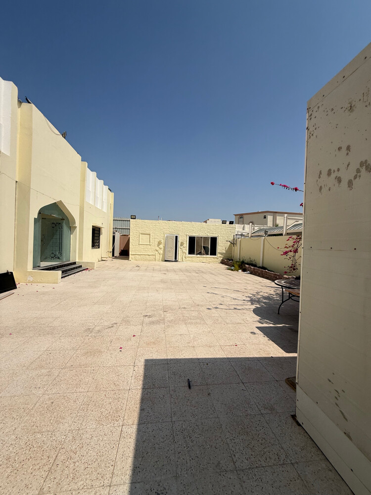 بيت شعبي طابقين كبير مع مجالس  - 4