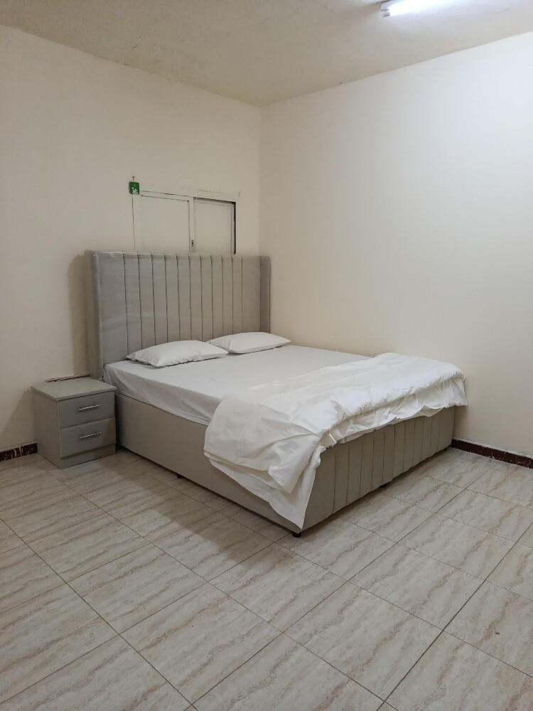 King size bed, Single bed available - 1