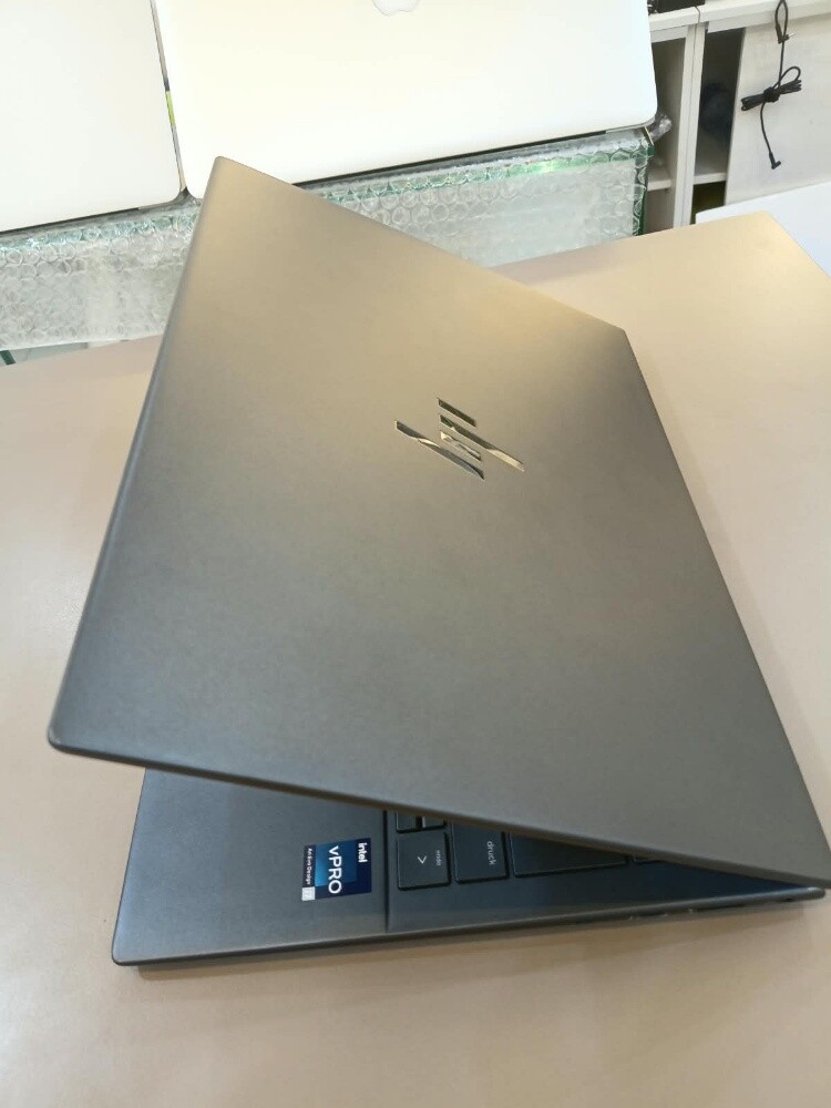 hp dragonfly g3 core i7 32gb ram - 2