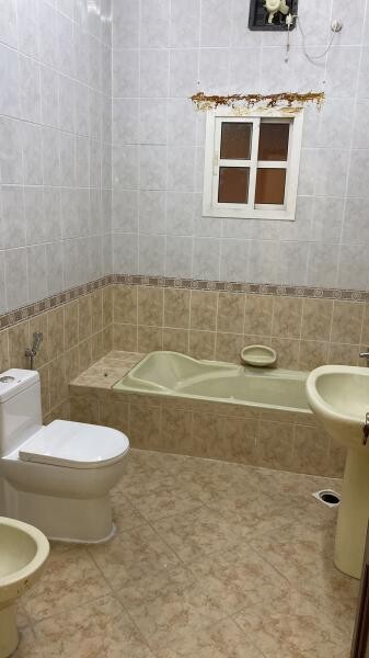 طابق اول كامل مع السطح شامل 7500 - 8