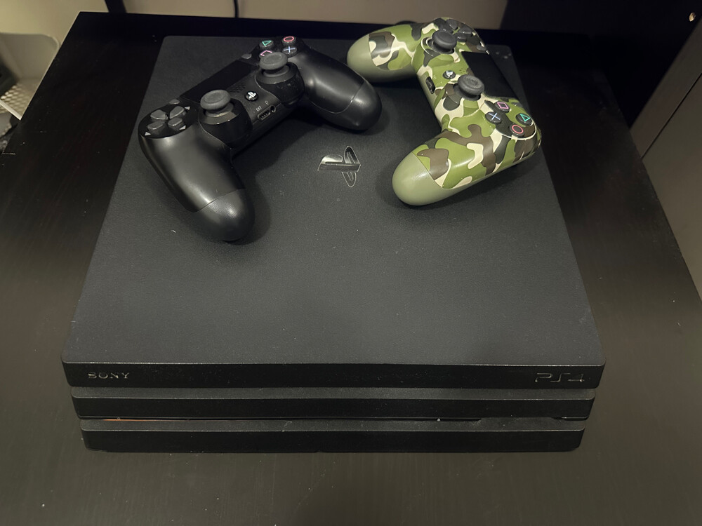 Playstation 4 pro 1 tb - 4
