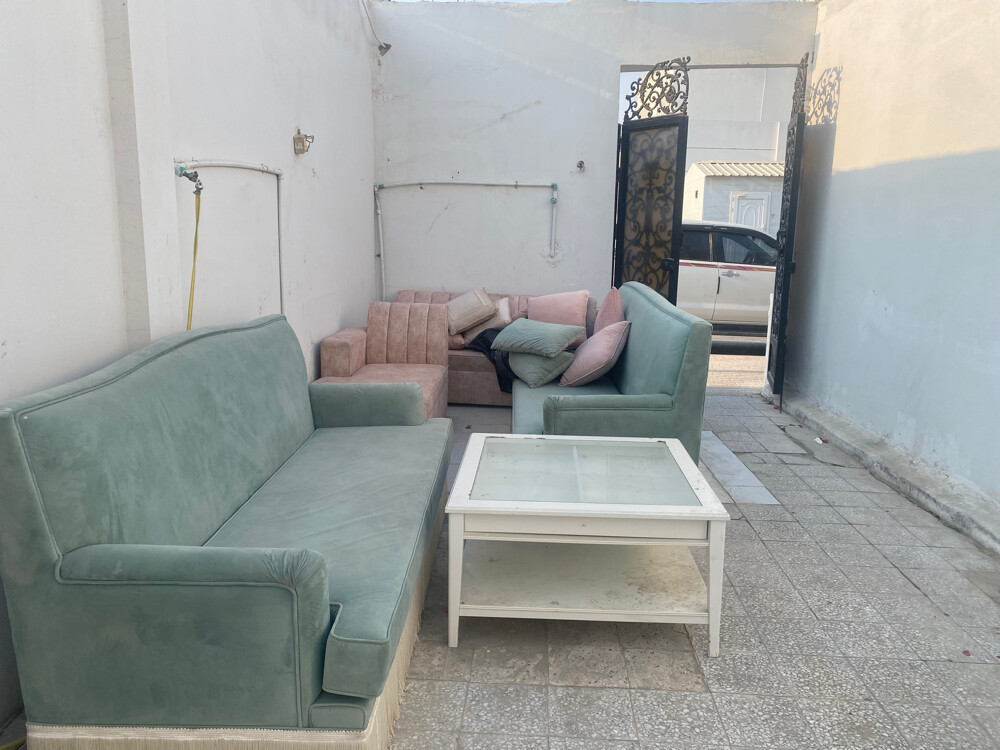 اثاث بحالة ممتازة نظيف  - 1