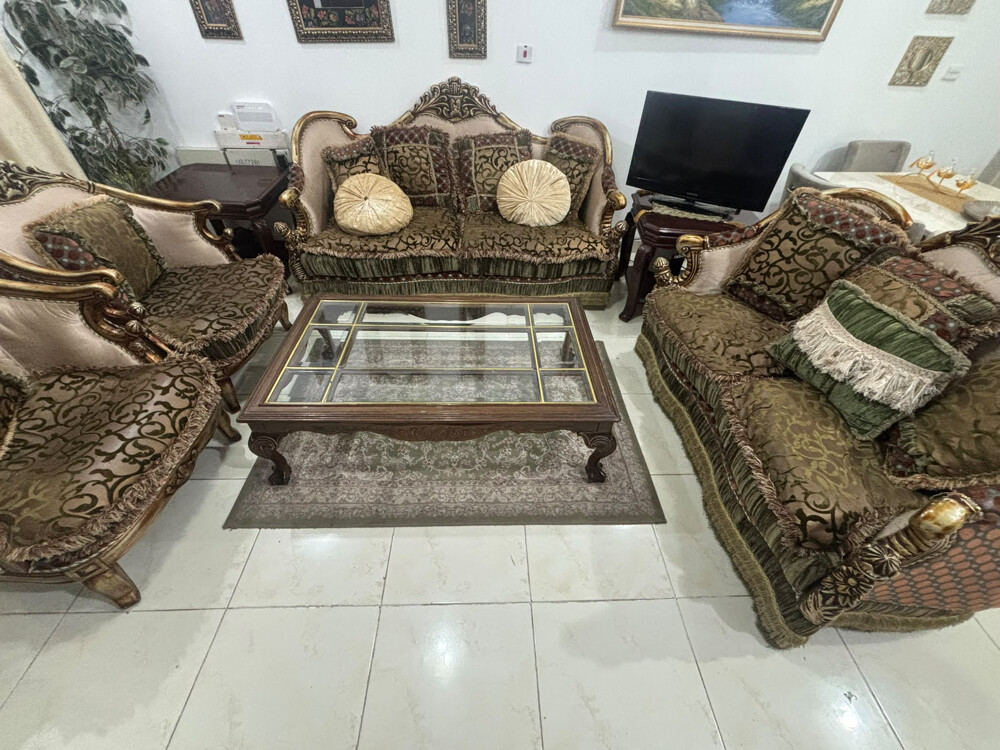 صالون مع طاولات  - 1