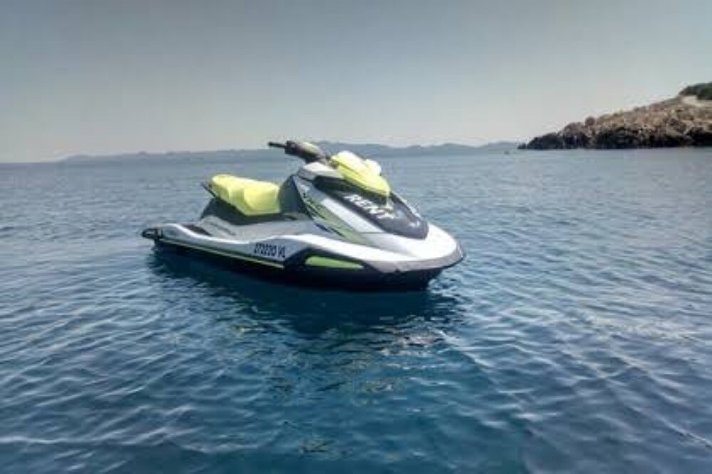 Looking YAMAHA VX 1100 Jet Sky - 3
