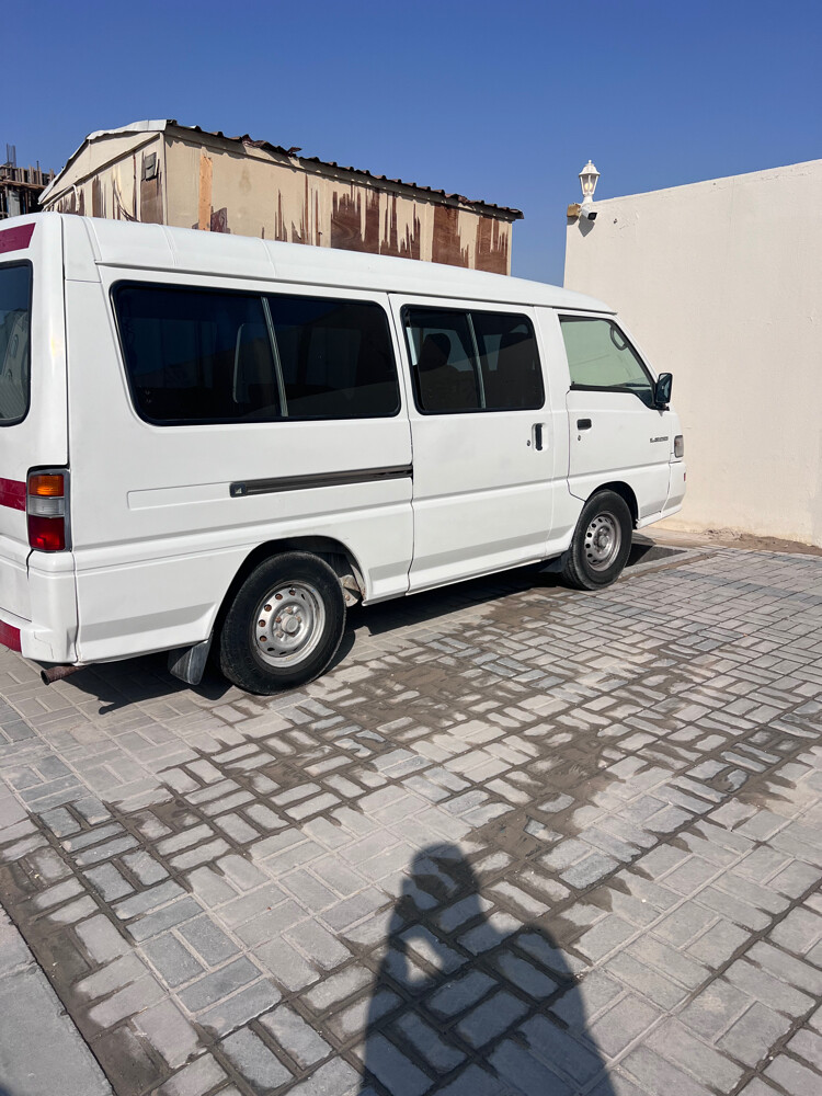 باص ميتسوبيشي ٣٠٠ ال - 1