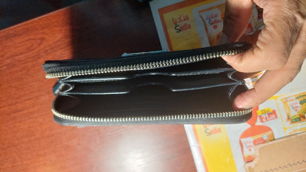 Kors clutch wallet - 2