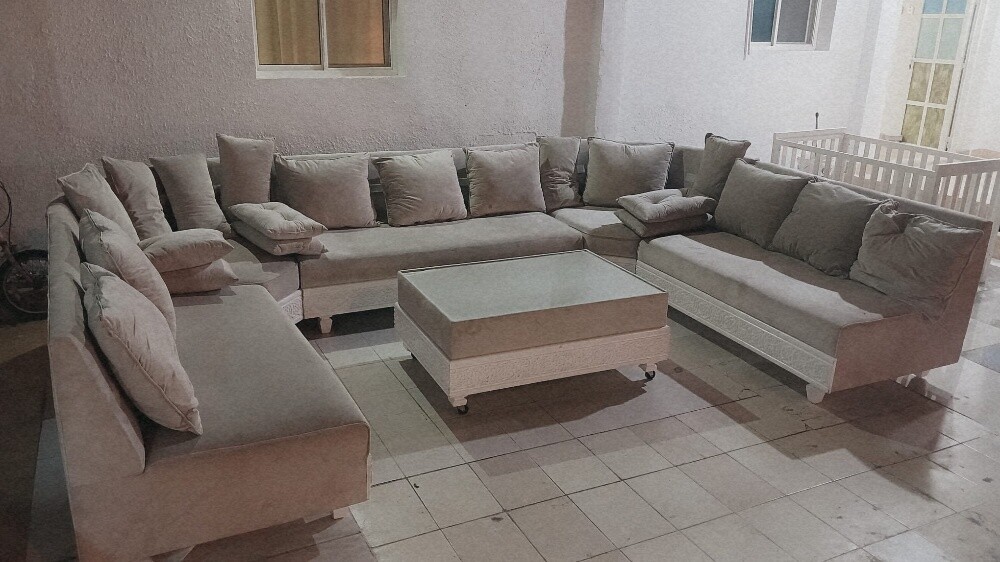 طقم كنب مع طاولةكبيرة بحالة ممتاز - 1