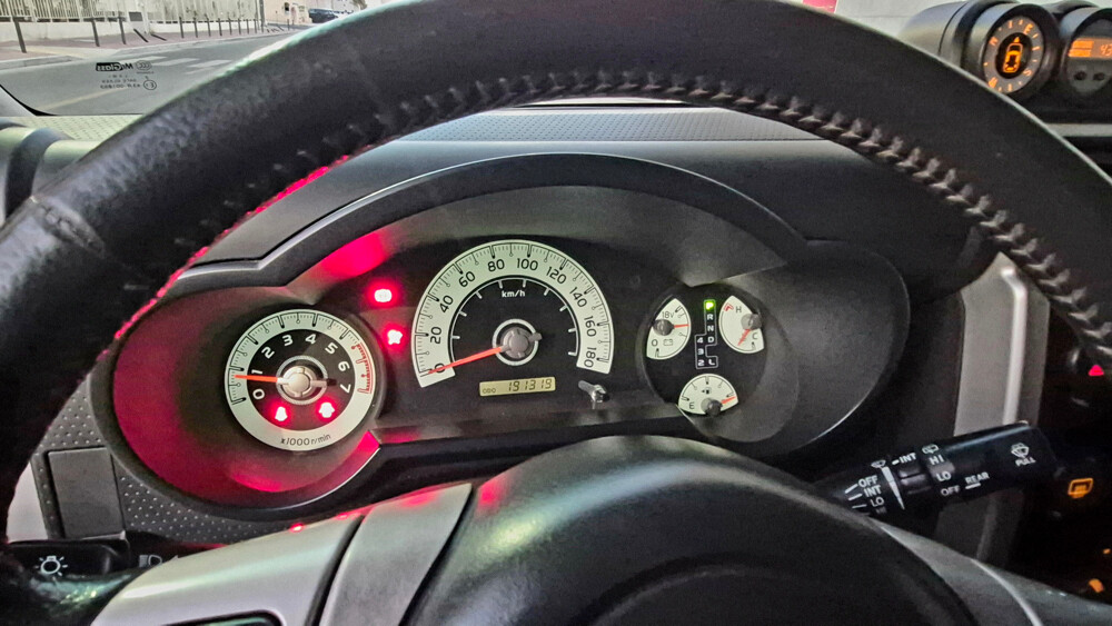 2013 full option FJ, Maintenance every 5k km, not used in off road, very clean and well maintained, and all equipment is original.Comprehensive insurance by QIC renewed in July 2027. 196,000 Kms mileage - 3