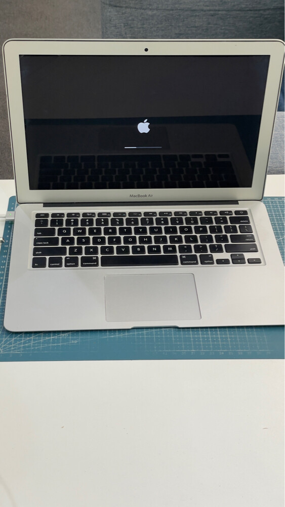 MacBook Air 13” 2015 - 1