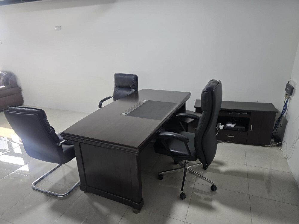 Elegant, large office desk - 1