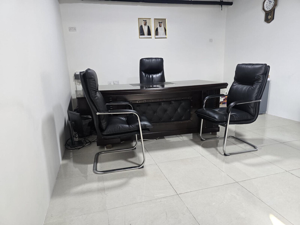 Elegant, large office desk - 3