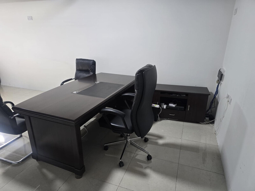 Elegant, large office desk - 2