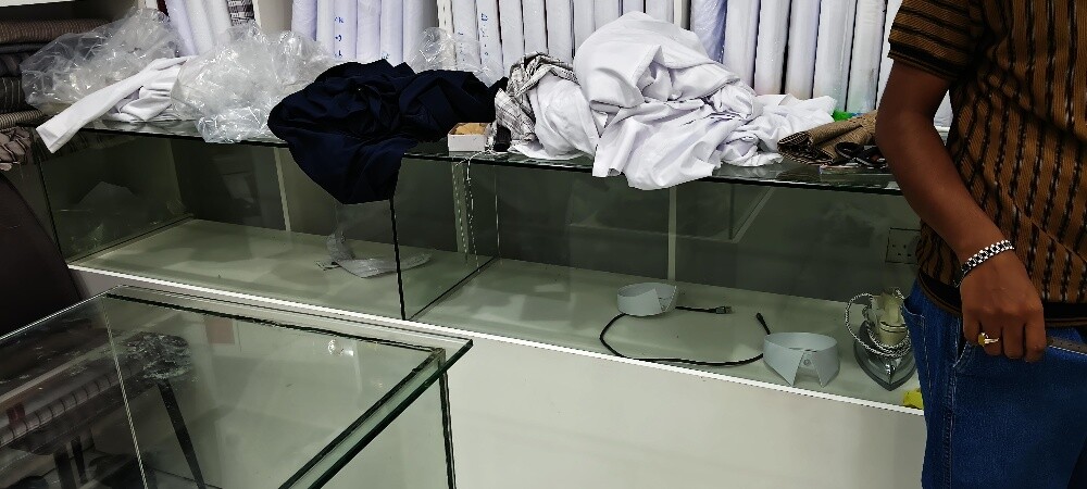 table have glass for display inside - 1