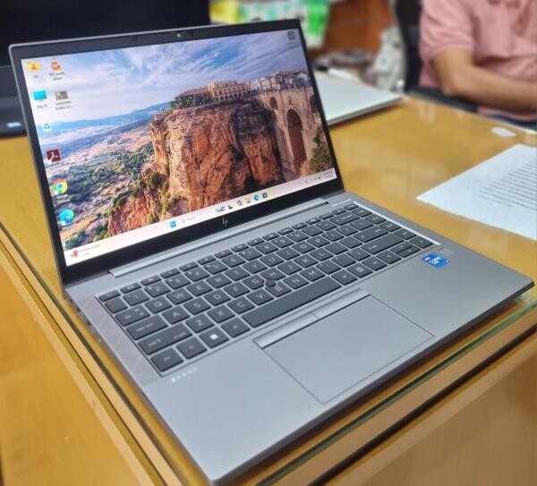 HP ZBOOK FIREFLY:i7-QUADRO 4GB GPU - 2