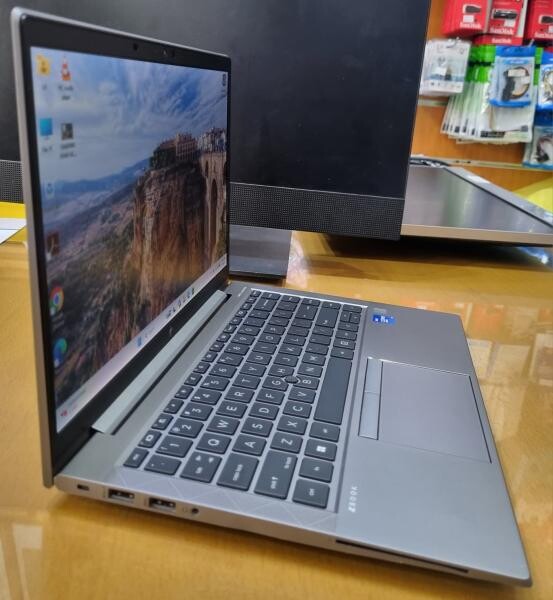 HP ZBOOK FIREFLY:i7-QUADRO 4GB GPU - 3