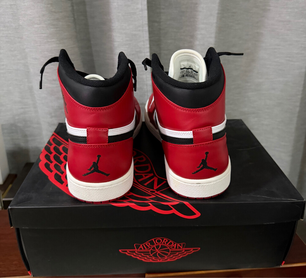 Air Jordan 1 Retro High ‘Chicago’ - 12