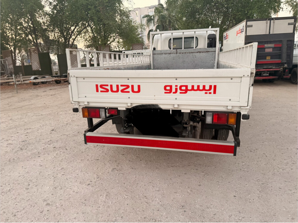 Isuzu truck for sale - 1