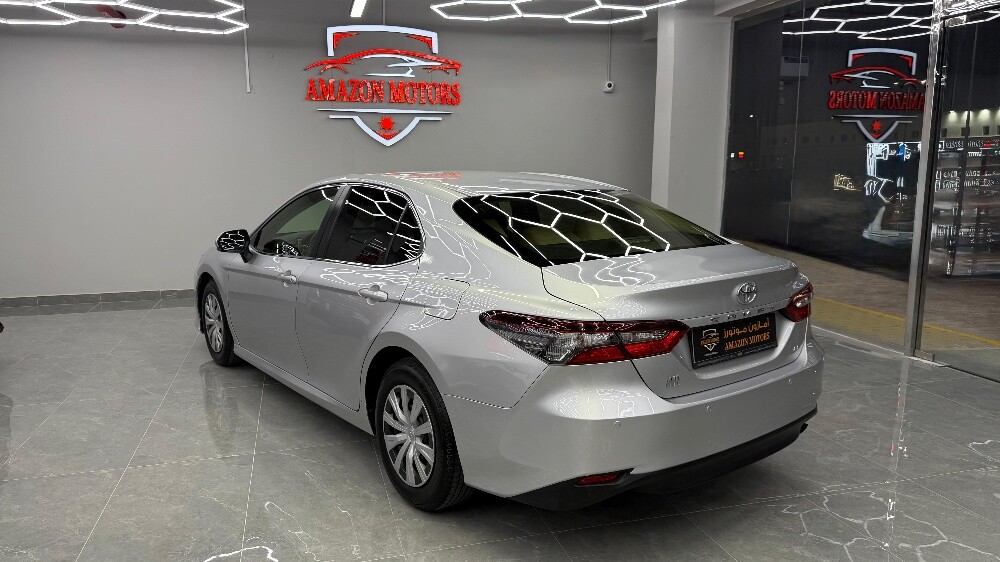 Toyota Camry automatic sedan - 8