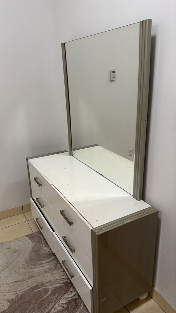 سرير و طاولات و تسريحه - 2