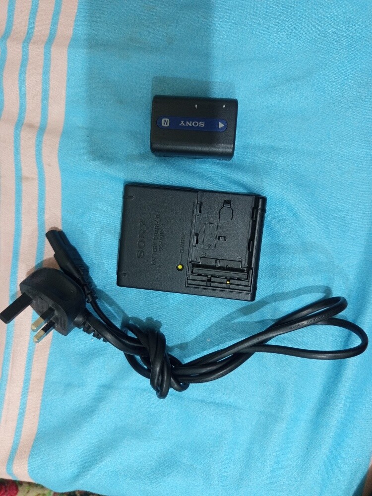 sony camera battery and charger - 1