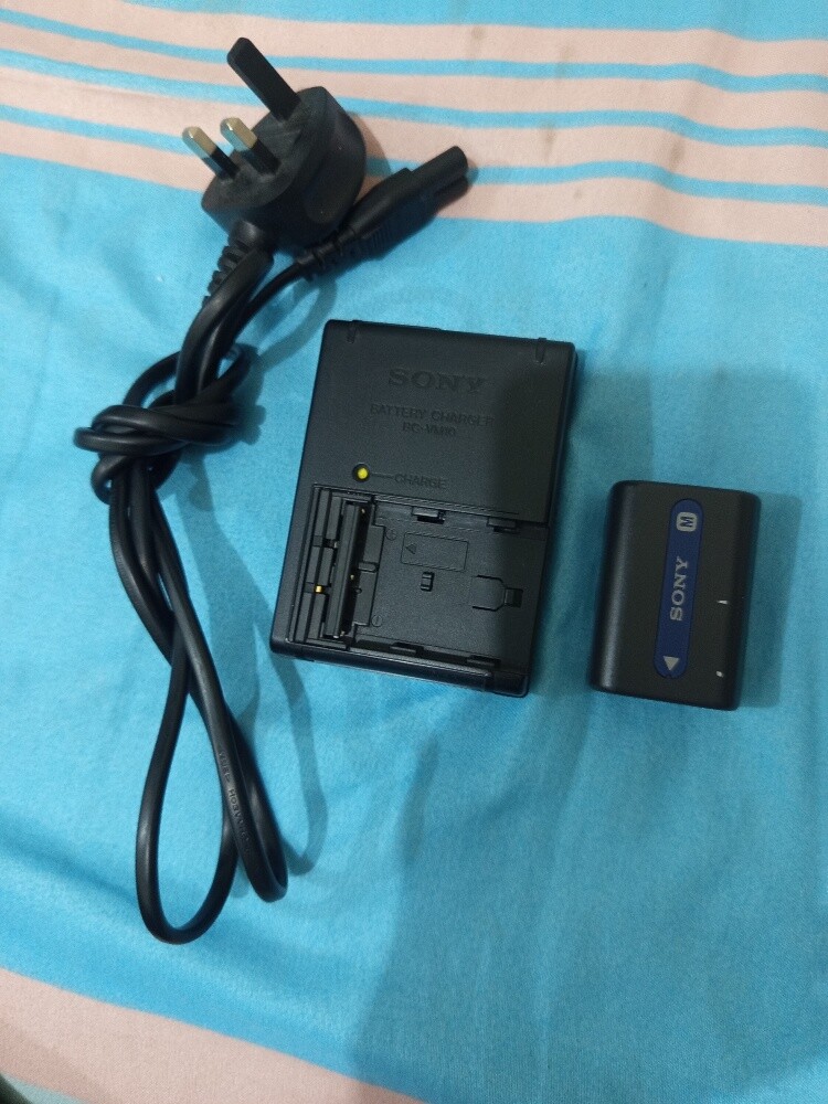 sony camera battery and charger - 2