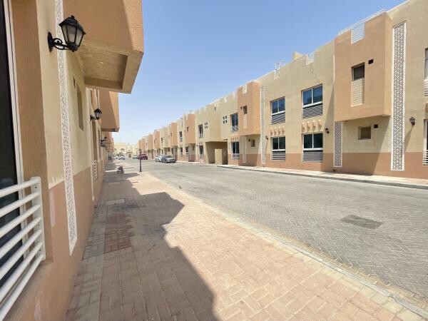 شقق بمجمع ساكنى للايجار بالمطار - 1