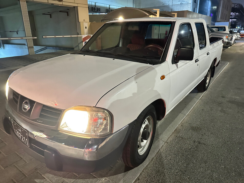 NISSAN PICKUP - 2