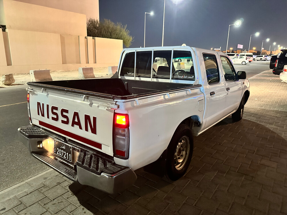 NISSAN PICKUP - 4