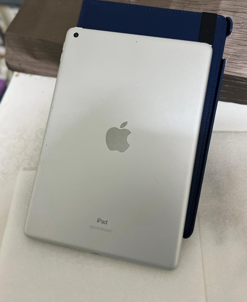 ipad 8/128gb*WiFi *iOS-26. - 3