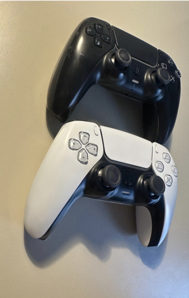 PS5 Controllers in great condition - 4