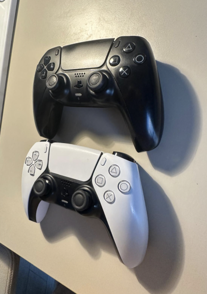 PS5 Controllers in great condition - 3