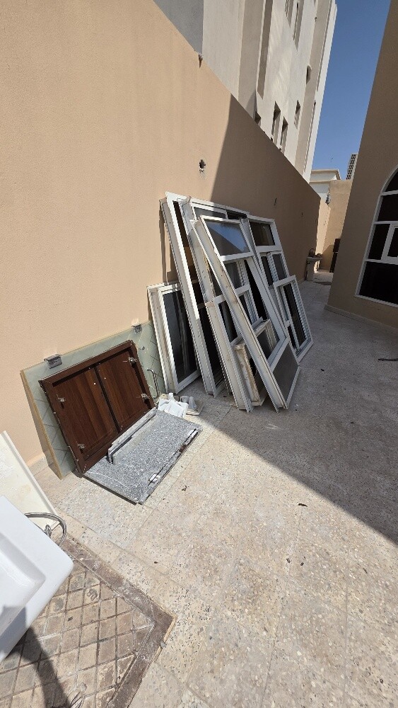 Aluminum and wooden doors - 10