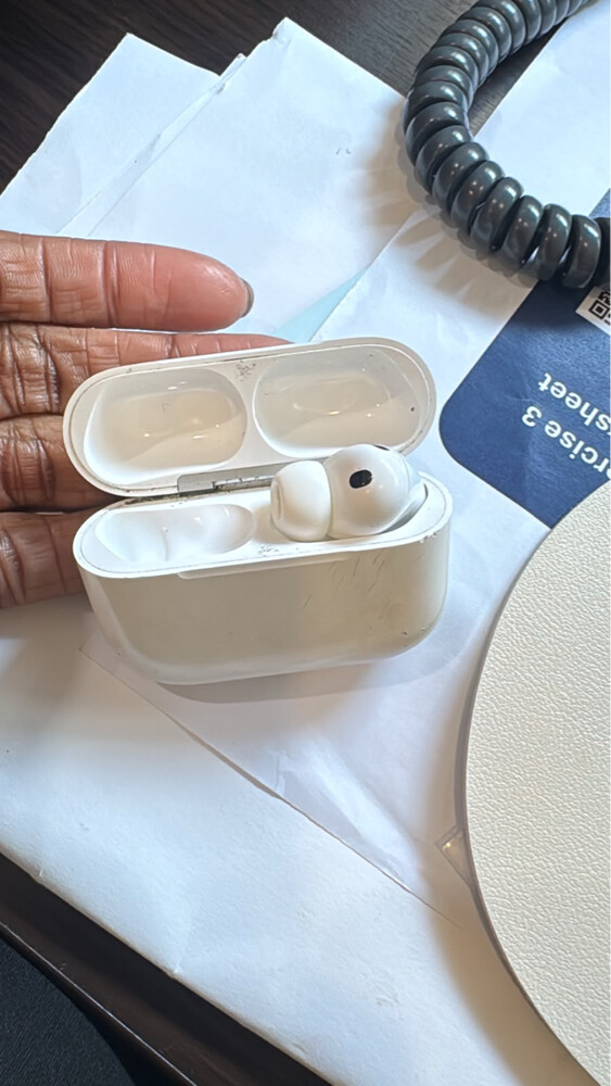 مطلوب الطرف الايسر لسماعه ابل برو - 1