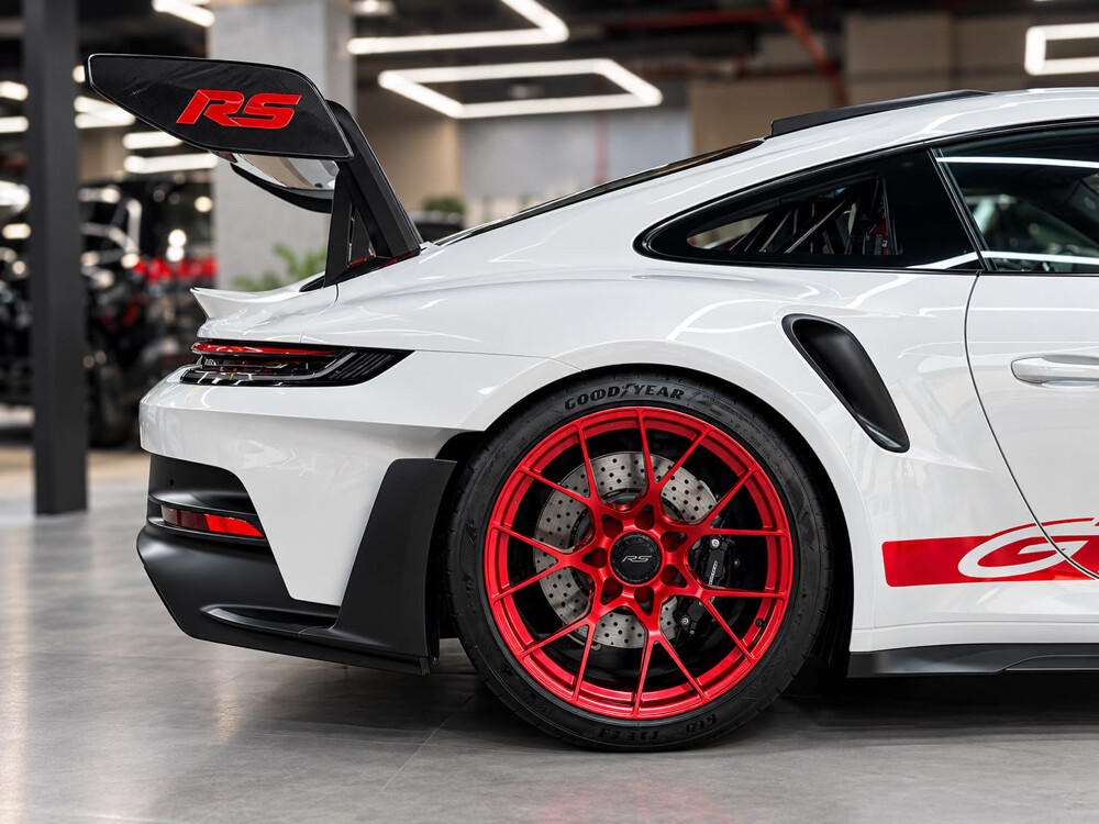 Porsche 911 GT3 RS Model: 2024 - 12