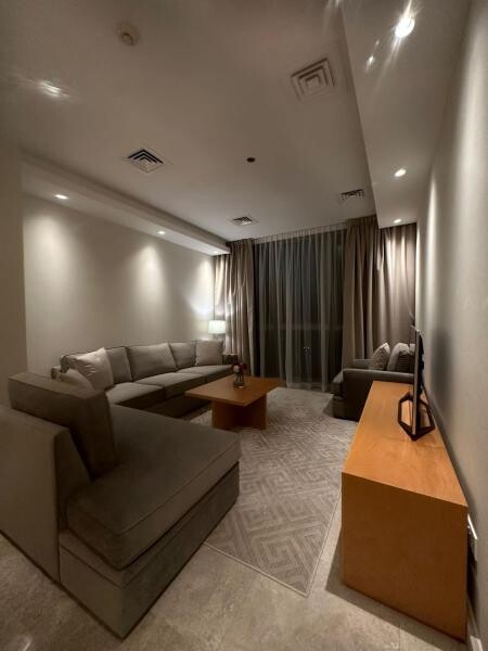 ZIGZAG FF 1 BHK | SHARED GYM & POOL - 4
