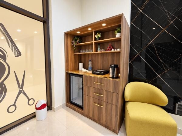 BEAUTY SALON FOR SALE - FOX HILLS - 9