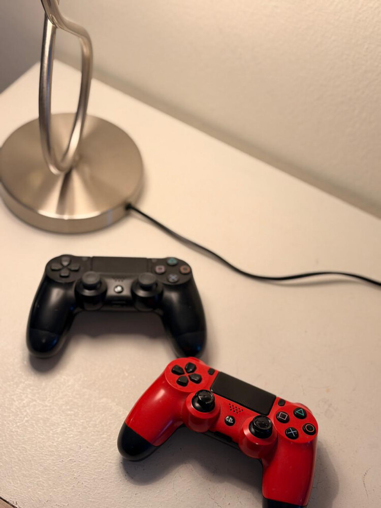 PS4 with 3 controllers  - 5