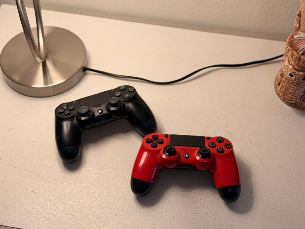PS4 with 3 controllers  - 7