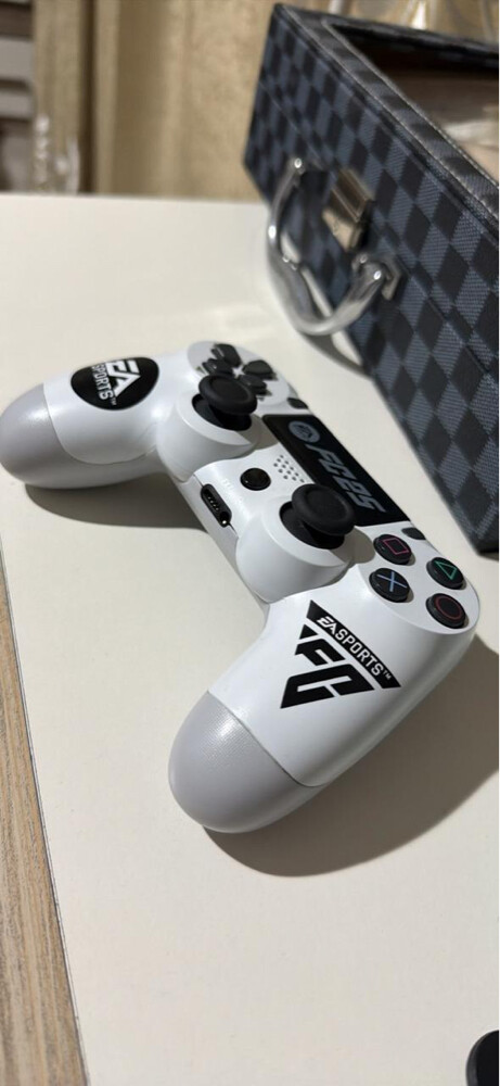 PS4 with 3 controllers  - 6