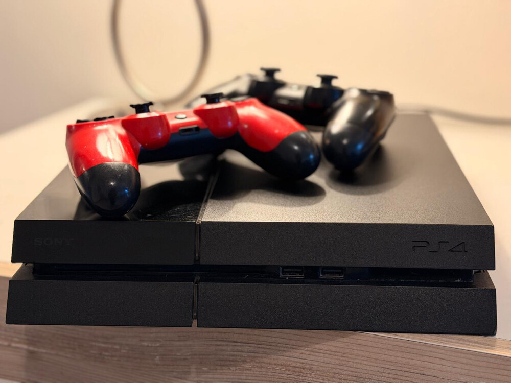 PS4 with 3 controllers  - 4