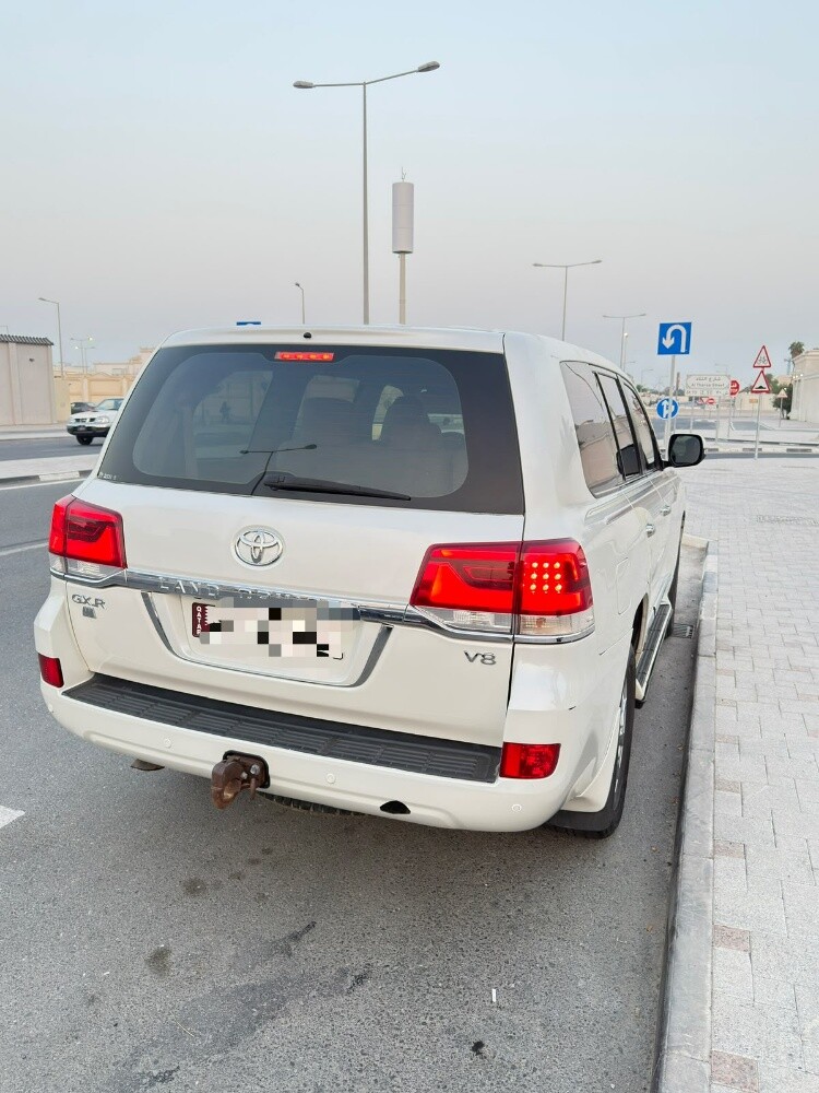 neat n clean 2016 landcruiser gxr - 3