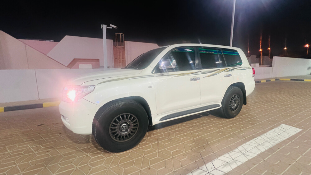 LANDCRUISER V6 GXR - 2