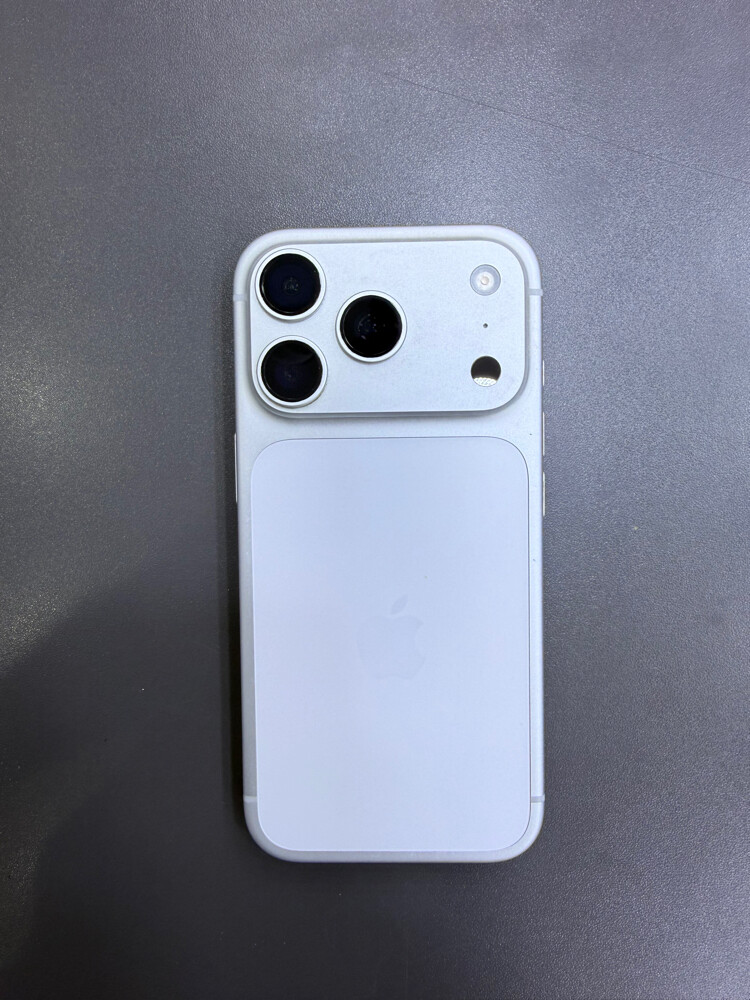 17 برو 256 جيجا سلفر - 1