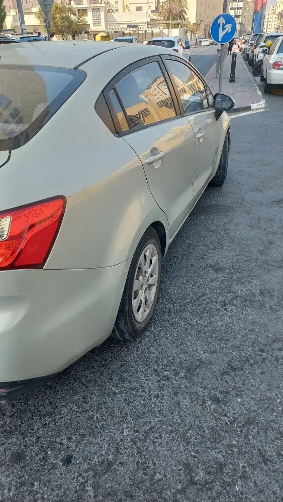 1 year estimra very clean car inside out side only buy and drive - 4